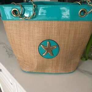 Straw and patent leather pocketbook